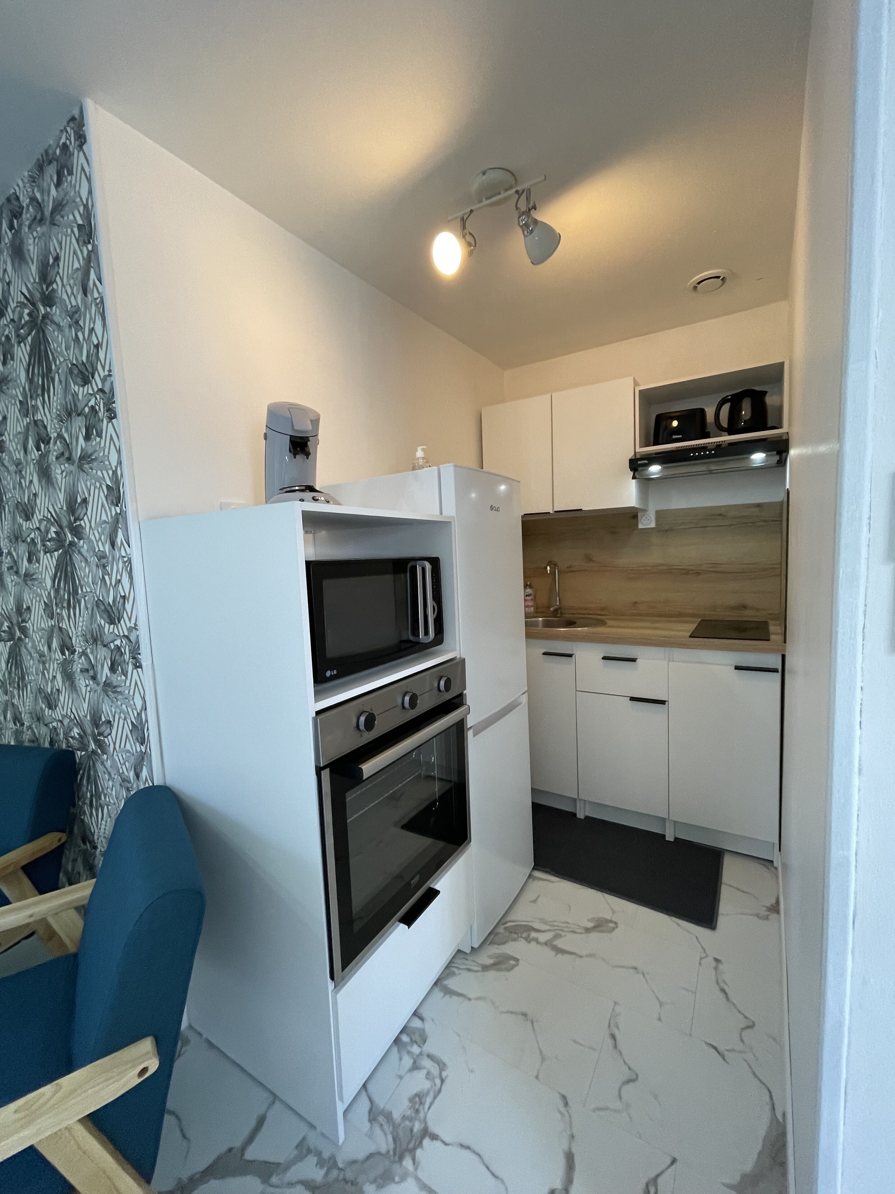 Een koelkast, een microgolfoven, een oven, een kookplaat