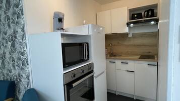 Een koelkast, een microgolfoven, een oven, een kookplaat