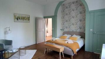 6 bedrooms, iron/ironing board, free WiFi, bed sheets