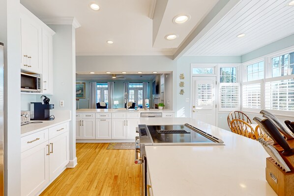 ثلاجة، ميكروويف، فرن، موقد طهي مسطح