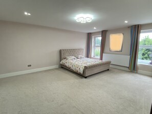 5 habitaciones, tabla de planchar con plancha, wifi y ropa de cama 