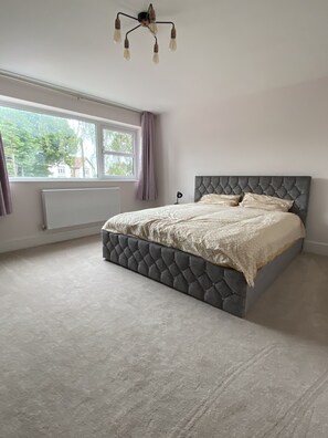 5 bedrooms, iron/ironing board, WiFi, bed sheets