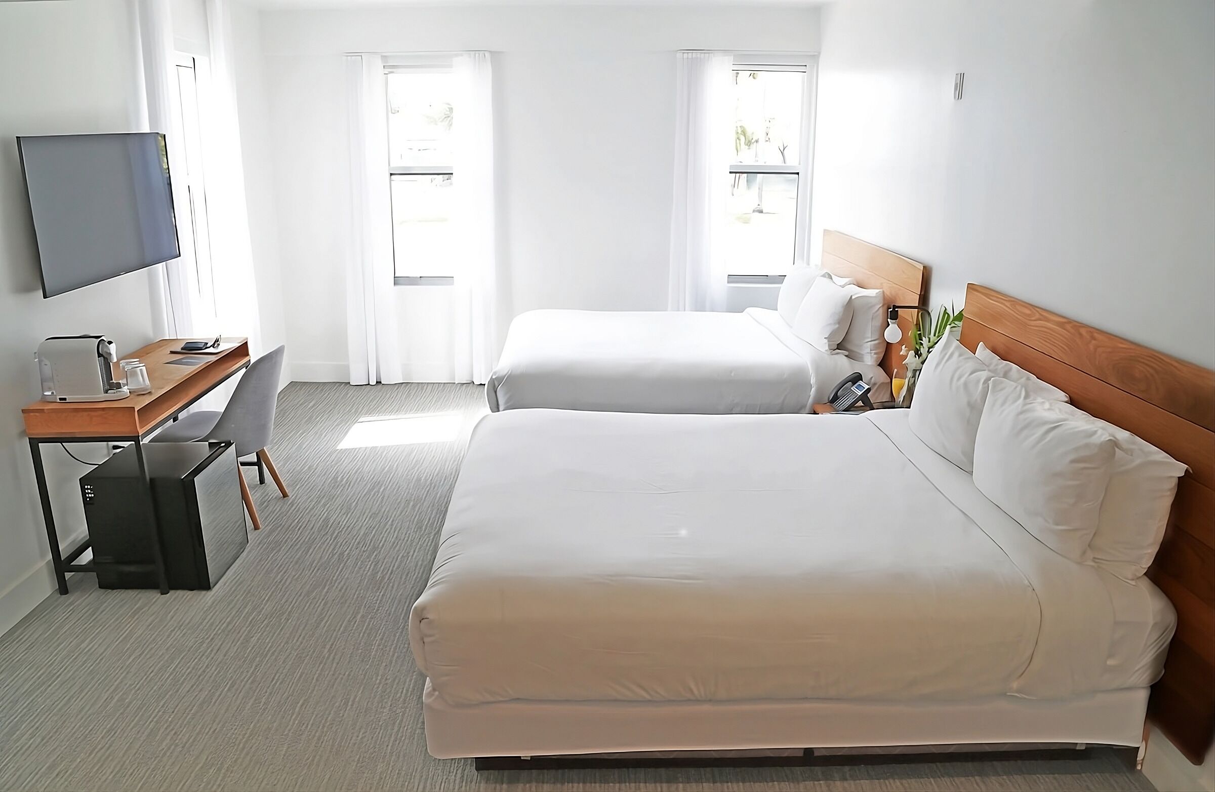 Great Miami Retreat! Onsite Pool & Bar! Near Versace Mansion