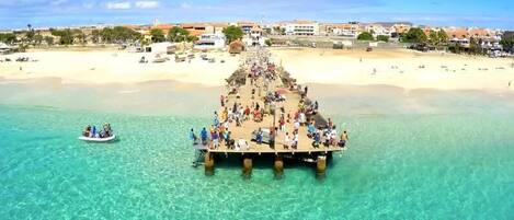 Beach nearby, white sand, beach towels, beach bar