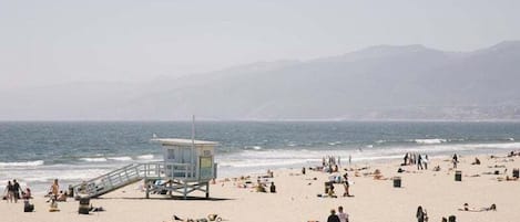 In Strandnähe, weißer Sandstrand, Strandtücher, Strandbar