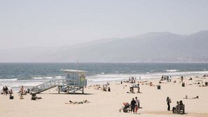 Ubicación cercana a la playa, arena blanca y toallas de playa