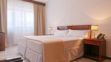 Caja fuerte, decoración individual, mobiliario individual y escritorio