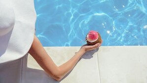 A person holding a drink near a pool. - Tivoli Portopiccolo Sistiana Resort (Duino-Aurisina)
