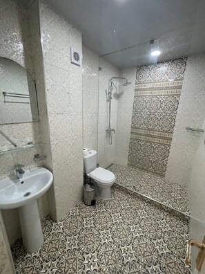 ファ�ミリー トリプルルーム | バスルーム | シャワー、レインフォールシャワー、ヘアドライヤー、スリッパ