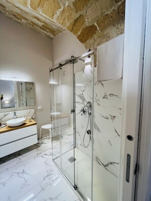 Dusche, Haartrockner, Bidet, Handtücher