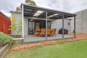 Outdoor dining - Cheerful 4 Bedroom Home Free Parking Keyless Entry (Hindmarsh)