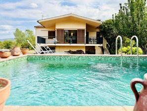 A two-story building with a swimming pool in front. - Can Bagudanch CostaBravaSi - Pool, A/C, Golf (Santa Cristina d'Aro)