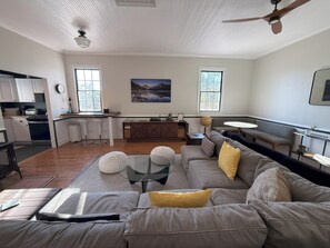 تلفزيون ذكي، مدفأة، كُتُب، ستيريو