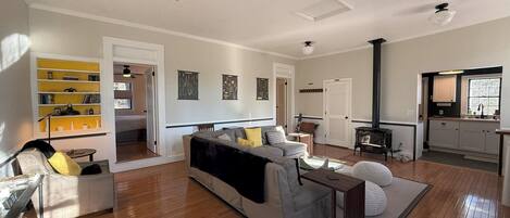 Smart TV, fireplace, books, stereo