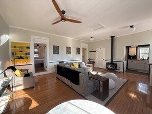 تلفزيون ذكي، مدفأة، كُتُب، ستيريو