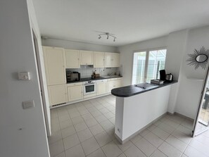 Een koelkast, een magnetron, een oven, een kookplaat