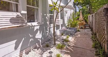 Vintage Coastal Cottage -3Bed/1Bath Upstairs