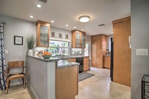 Private kitchen - Enchanting Wilton Manors Haven: Outdoor Oasis (Wilton Manors)