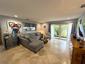 TV - Enchanting Wilton Manors Haven: Outdoor Oasis (Wilton Manors)