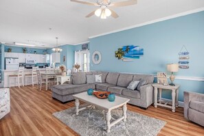 Smart TV, fireplace, DVD player - Seeking snowbirds! 50% off month-long stay (Myrtle Beach)