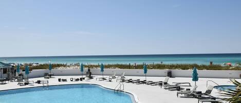 Alberca al aire libre y alberca climatizada