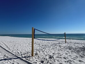 Sur la plage, chaise longue