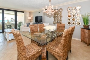 Smart-TV, DVD-spiller og bøker