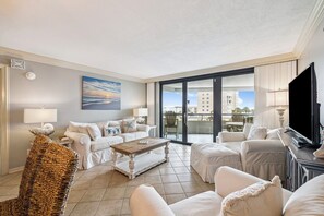 Una Smart TV, un reproductor de DVD, libros