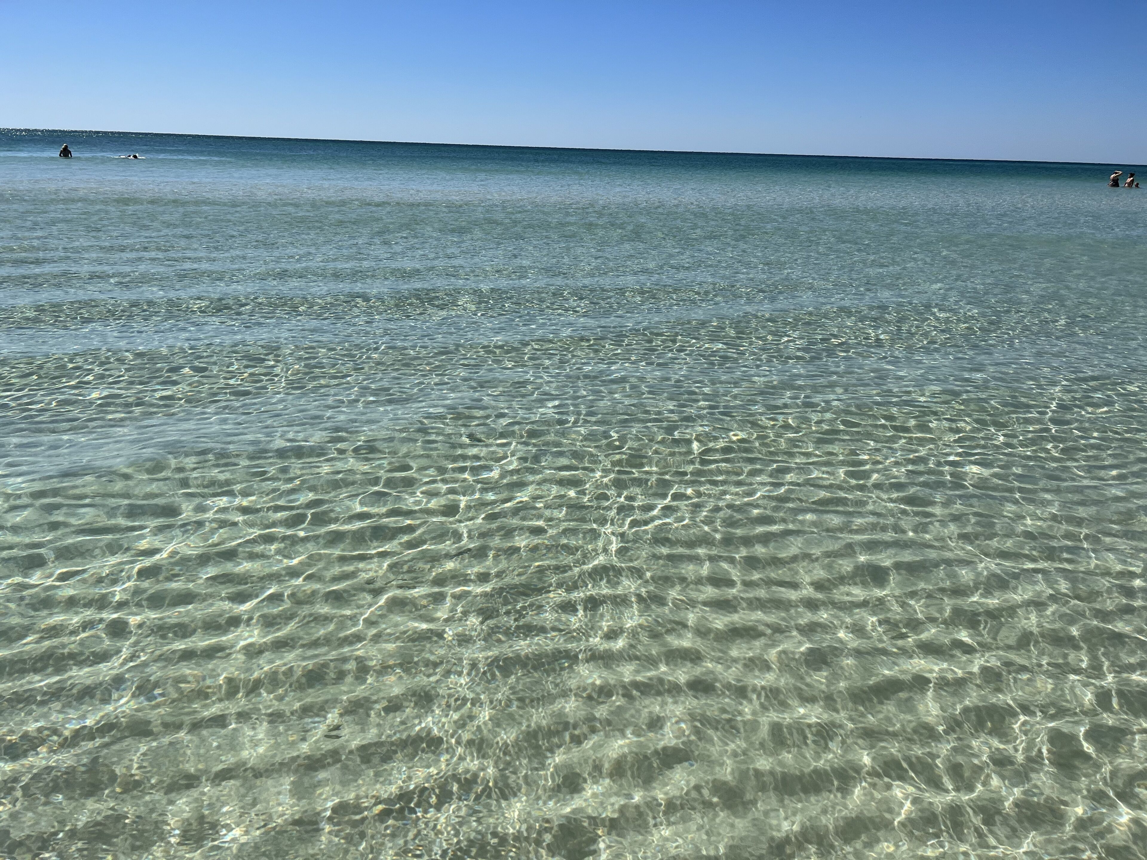 Sulla spiaggia, lettini da mare