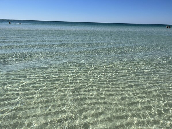 På stranden og solsenger
