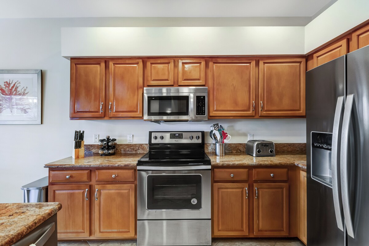 Photo 10 of Special Offer: Cozy 3BR Retreat with Private Pool & Lakeview – Hot Deal Today!