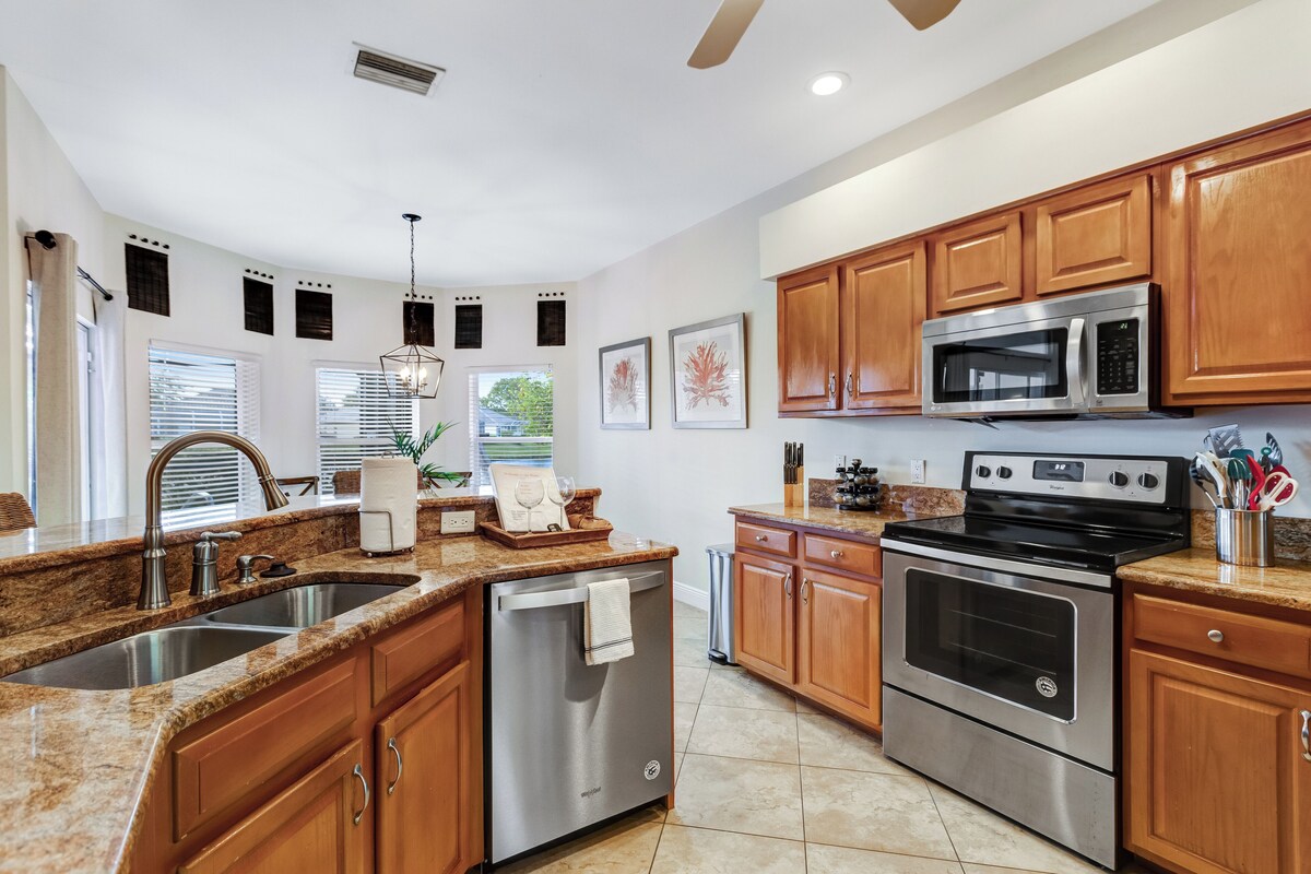 Photo 2 of Special Offer: Cozy 3BR Retreat with Private Pool & Lakeview – Hot Deal Today!