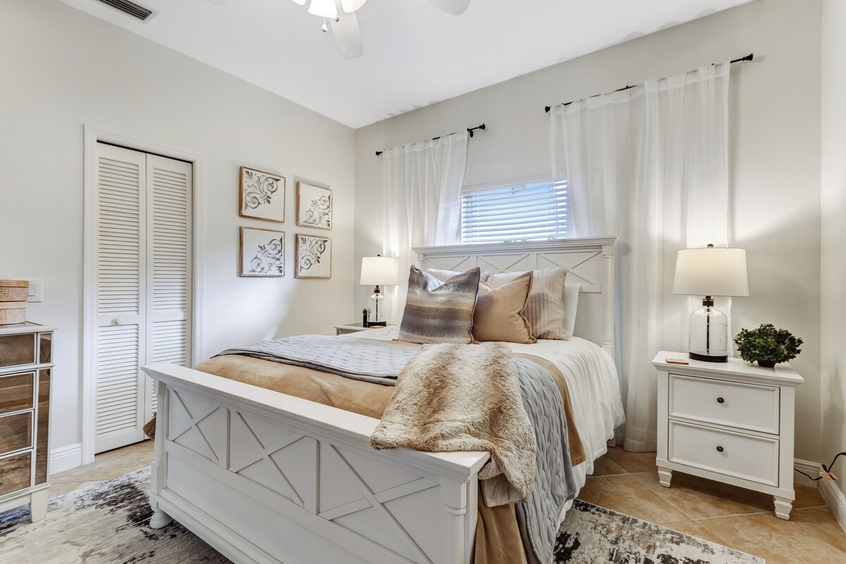 Photo 4 of Special Offer: Cozy 3BR Retreat with Private Pool & Lakeview – Hot Deal Today!