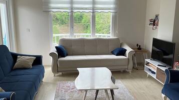 Classic Condo, 3 Bedrooms, Balcony, Mountain View | Living area