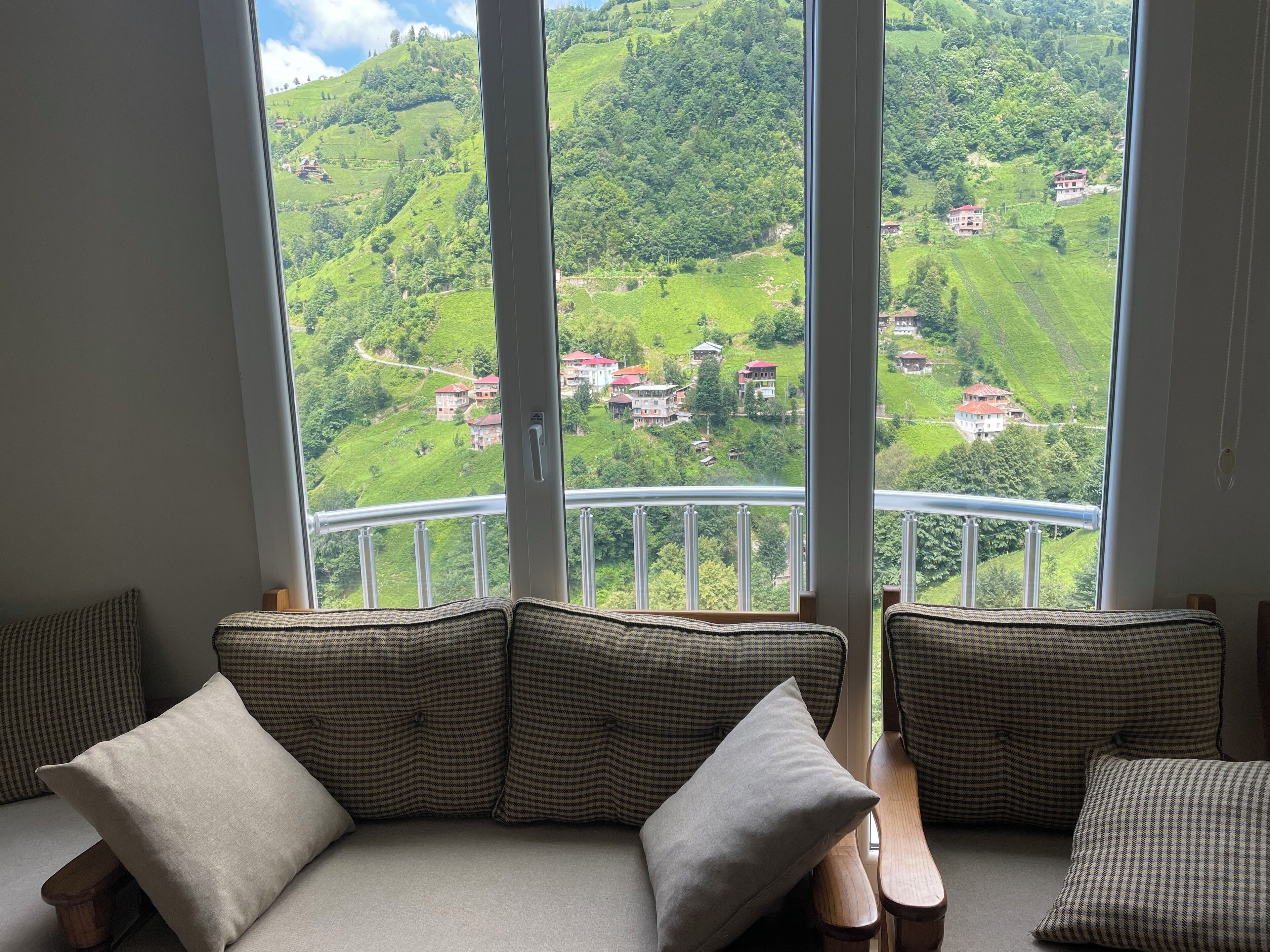 Classic Condo, 3 Bedrooms, Balcony, Mountain View | Living area