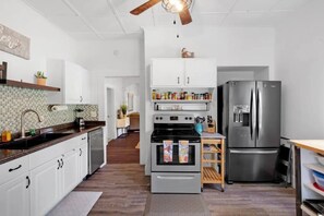 Réfrigérateur, four à micro-ondes, un four, surface de cuisson