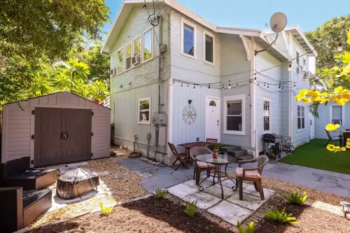 Vintage Coastal Cottage 4Bd/2Bth Downstairs Unit
