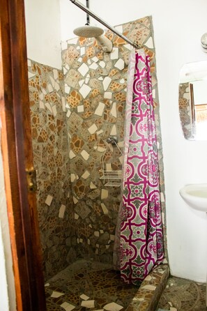 Chambre avec lits jumeaux | Salle de bain | Douche, serviettes fournies, savon, papier de toilette