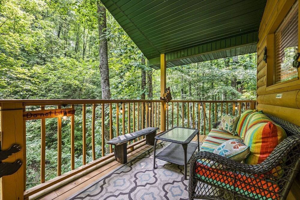…Perfect 3BD Cabin in the Woods!…HOT TUB…Location!