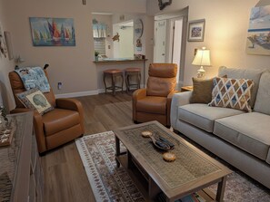 Smart TV, books - Bridget's Beach Retreat, On the beach with views on balcony,bedroom,living room (New Smyrna Beach)