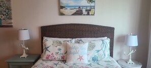 1 bedroom, desk, iron/ironing board, free WiFi - Bridget's Beach Retreat, On the beach with views on balcony,bedroom,living room (New Smyrna Beach)
