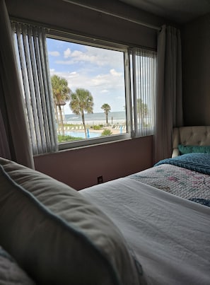1 bedroom, desk, iron/ironing board, free WiFi - Bridget's Beach Retreat, On the beach with views on balcony,bedroom,living room (New Smyrna Beach)