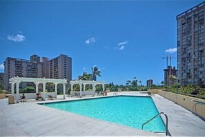 Outdoor pool - KING BED, Spacious, Legal, VIEW (Honolulu)