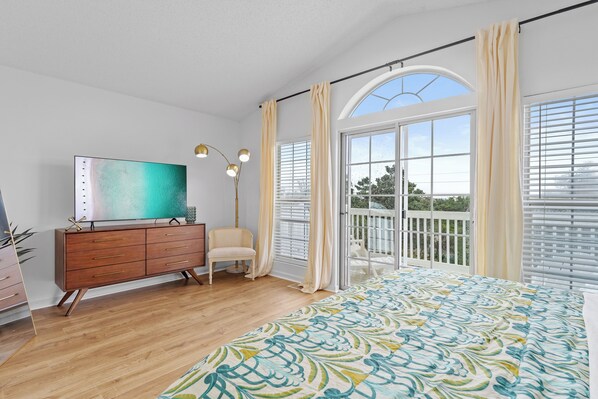 The primary bedroom provides a balcony, ample storage for clothes & a smart TV - 5-minute walk to beach, restaurants & Shopping! 6 Seater Electric Golf Cart (Santa Rosa Beach)
