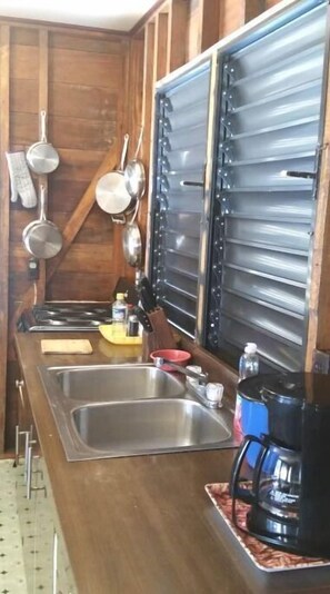Fridge, oven, coffee/tea maker, electric kettle