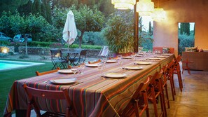 Diner sous l'auvent du poolhouse