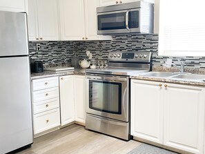 Frigorífico, microondas, horno y placa de cocina