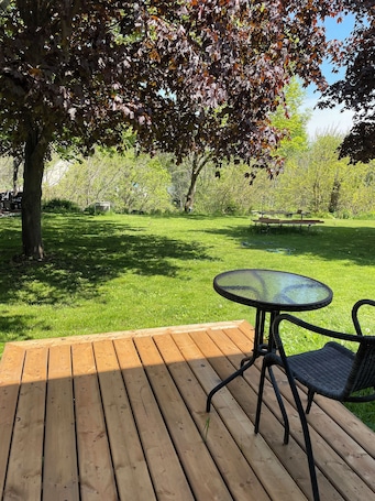 Outdoor dining. Luxurious farmhouse stay close to beach on Lake Erie.