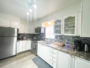 Geladeira, micro-ondas, fogão, cooktop