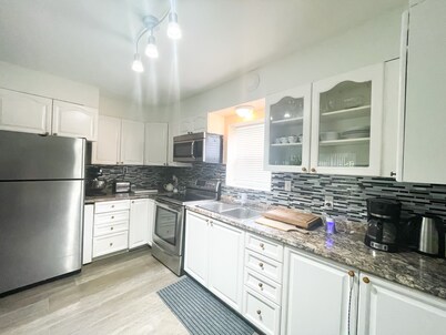 Luxurious stay close to beach on Lake Erie. Farm & beach on picturesque property